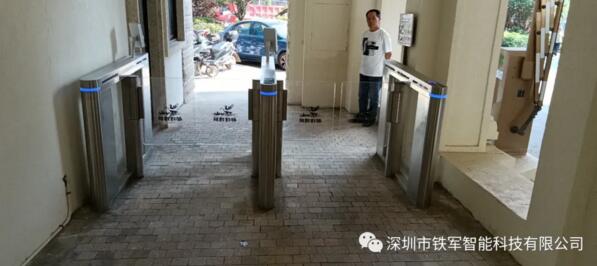 都鐸臻城應(yīng)用鐵軍智能人臉識(shí)別速通門(mén)設(shè)備