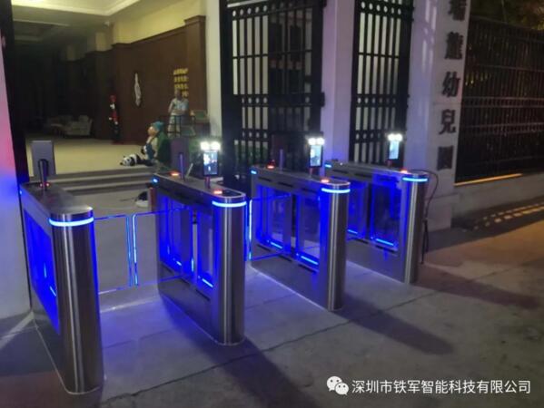 東莞市銀湖瑞龍幼兒園采用鐵軍智能防夾擺閘