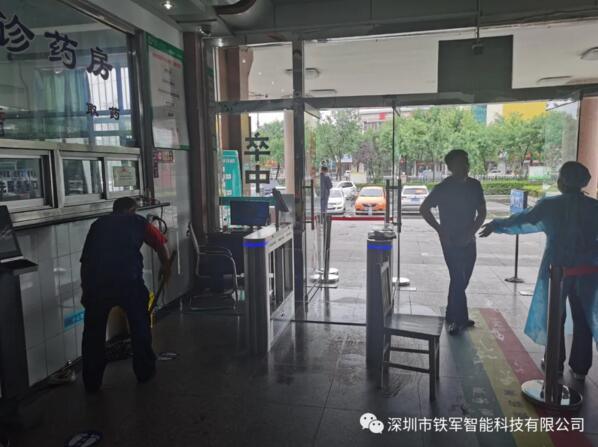 山東省東營市第五人民醫(yī)院應用鐵軍智能人臉測溫健康通行碼擺閘