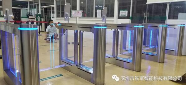 深圳市龍華區(qū)人民醫(yī)院應(yīng)用鐵軍智能“粵康碼”人臉測(cè)溫?cái)[閘