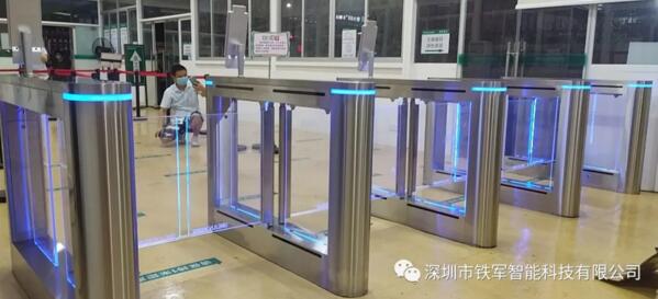 深圳市龍華區(qū)人民醫(yī)院應(yīng)用鐵軍智能“粵康碼”人臉測(cè)溫?cái)[閘