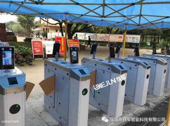 四川自貢中學(xué)使用鐵軍智能測溫人臉識別斜角翼閘