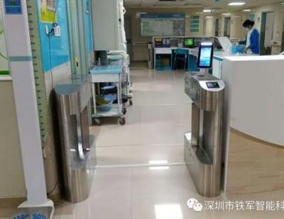 重慶新橋醫(yī)院護士站應(yīng)用鐵軍智能人臉識別擺閘+指紋機