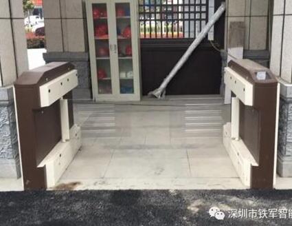 鐵軍智能貼合淮安院子府系精髓，設(shè)計了中式院墅專用烤漆擺閘