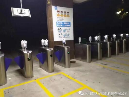 陜西省寶雞中學應用鐵軍智能測溫人臉識別翼閘