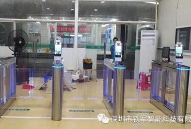 深圳市龍華區(qū)人民醫(yī)院應(yīng)用鐵軍智能“粵康碼”人臉測溫擺閘