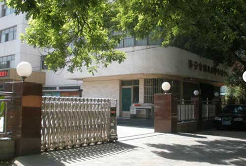 南京大學(xué)電動(dòng)伸縮門工程 - 中出網(wǎng)-智能出入口與停車充電門戶