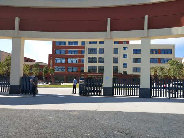 赤峰市二中電動伸縮門工程 - 中出網(wǎng)-智能出入口與停車充電門戶