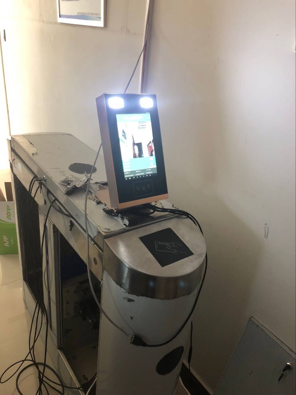 通道閘人臉識別一體機，動態(tài)人臉識別門禁機，閘機伴侶