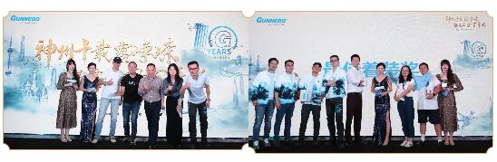 由戴永貴總裁與張翼副總裁分別為這個兩個獎項的獲得者頒獎