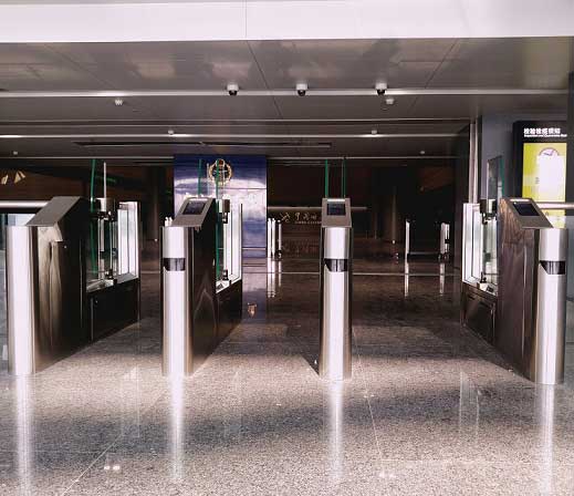 上海虹橋國(guó)際機(jī)場(chǎng)T1航站樓通道閘案例 - 中出網(wǎng)-智能出入口與停車(chē)充電門(mén)戶