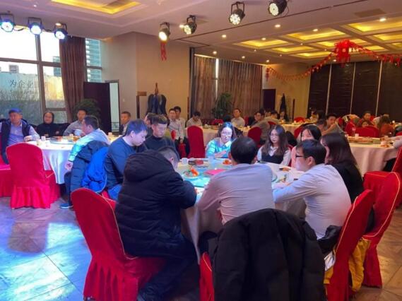 推杯換盞，享受饕餮盛宴