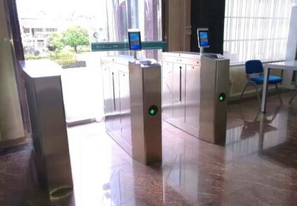 重慶市第四人民法院?jiǎn)⒂缅X(qián)林人臉識(shí)別通道閘