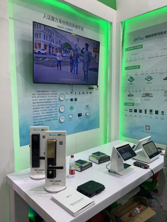 熵基科技還展示了系列多光譜智能人臉識(shí)別終端、智能鎖等產(chǎn)品