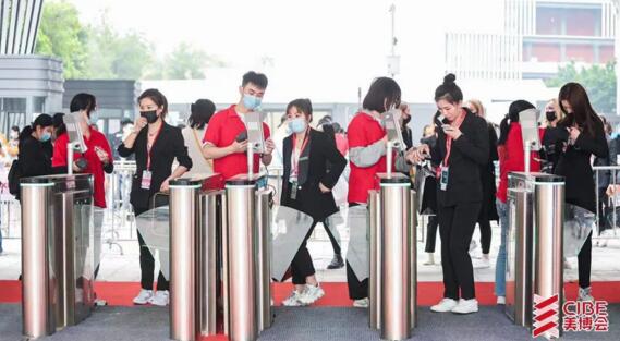 ID700是一款基于安卓系統(tǒng)的功能豐富、擴(kuò)展性強(qiáng)的人證核驗神器