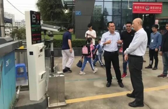 熵基科技中國(guó)區(qū)事業(yè)群總經(jīng)理傅志謙向智交協(xié)執(zhí)行會(huì)長(zhǎng)樊超介紹新一代智能車(chē)牌識(shí)別系統(tǒng)