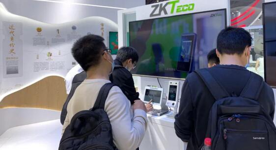 ID860（左）、ID700-C（右）兩款主打明星款人證核驗(yàn)智能終端亮相展區(qū)