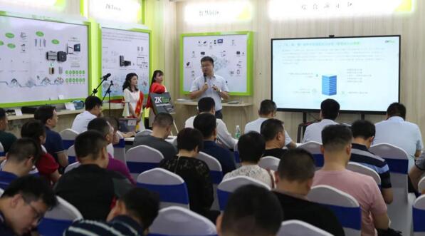 熵基科技相關(guān)負(fù)責(zé)人與到場(chǎng)客戶分享創(chuàng)新成果