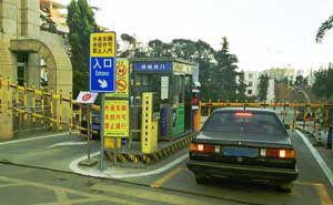 云南財經(jīng)大學(xué)車牌識別系統(tǒng)案例 - 中出網(wǎng)-智能出入口與停車充電門戶