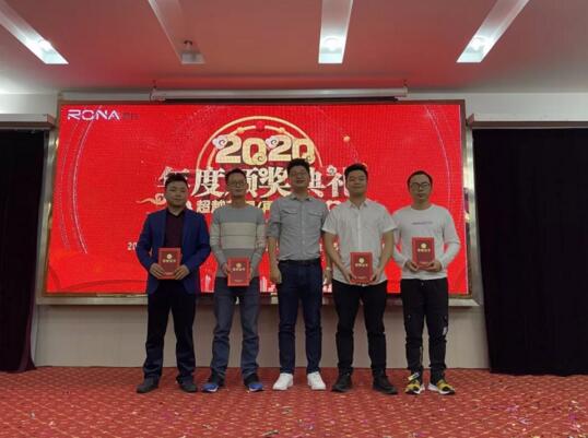 羅拉智能肖總、張總為優(yōu)秀員工頒發(fā)榮譽證書