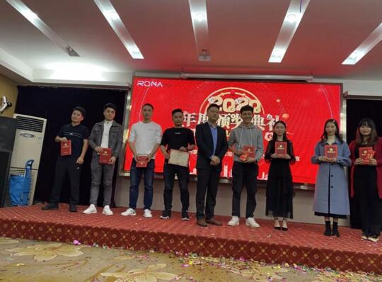 羅拉智能肖總、張總為優(yōu)秀員工頒發(fā)榮譽證書
