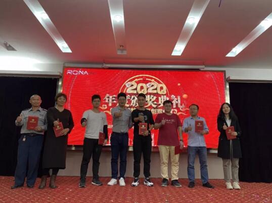 羅拉智能楊總為五年以上老資質(zhì)員工頒發(fā)獎杯