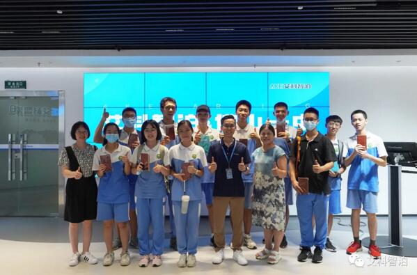 艾科智泊副總經理兼研發(fā)總監(jiān)張建華先生與部分師生留影