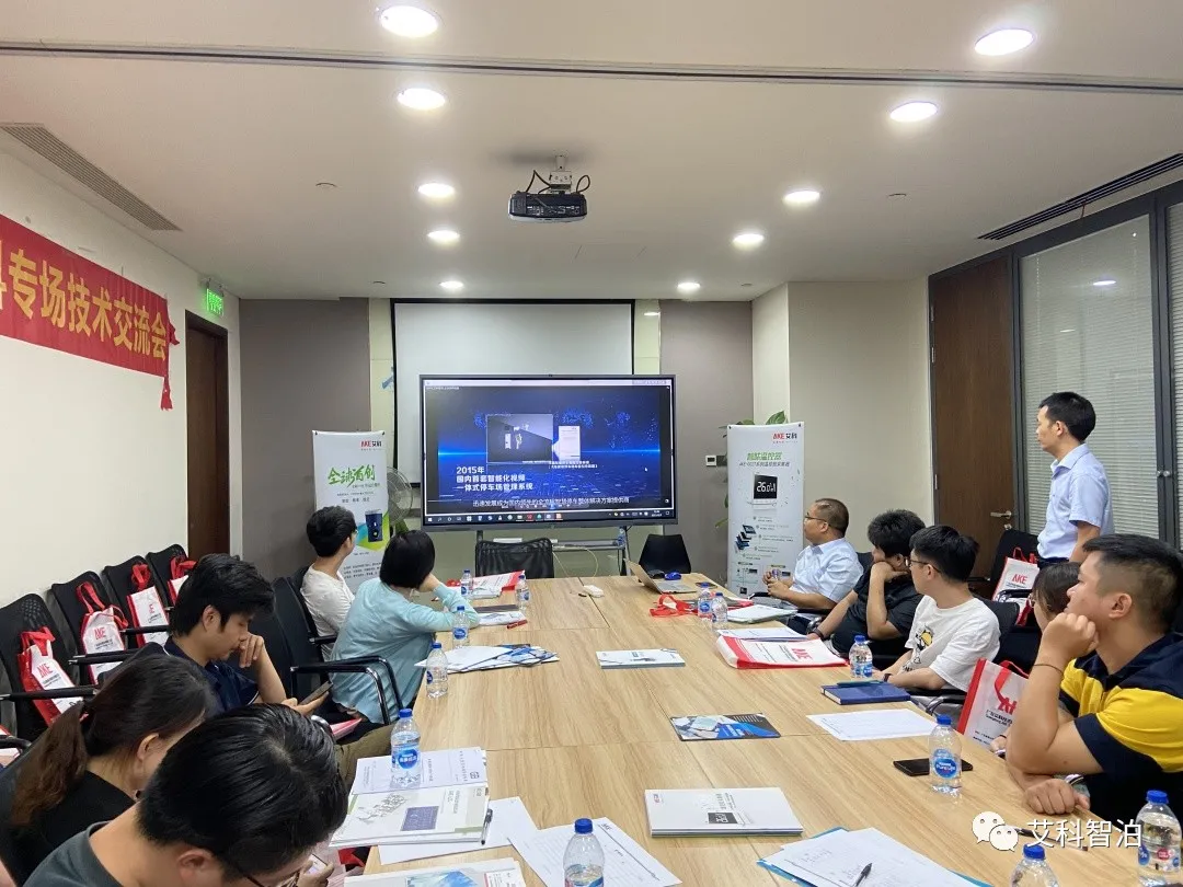 雙方針對相關(guān)技術(shù)問題展開熱烈的討論