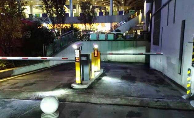 重慶盤龍奧園廣場(chǎng)車牌識(shí)別系統(tǒng)案例 - 中出網(wǎng)-智能出入口與停車充電門戶