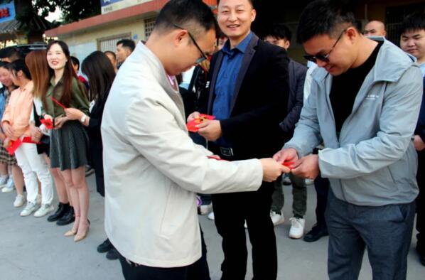 公司董事長(zhǎng)楊文泉送上開(kāi)工大紅包與新年祝福