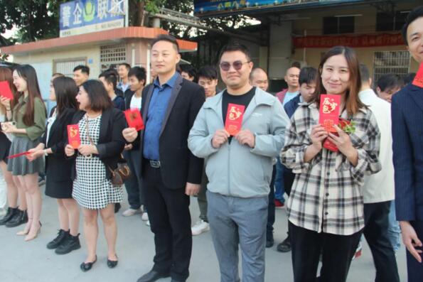 公司董事長(zhǎng)楊文泉送上開(kāi)工大紅包與新年祝福