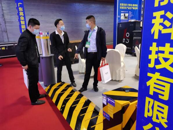 會(huì)場(chǎng)工作人員細(xì)心為客戶(hù)講解高壘產(chǎn)品