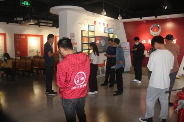 高壘各個(gè)員工在消防體驗(yàn)館打卡