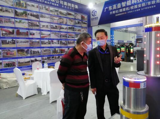 公司相關(guān)負(fù)責(zé)人跟新老客戶詳談合作