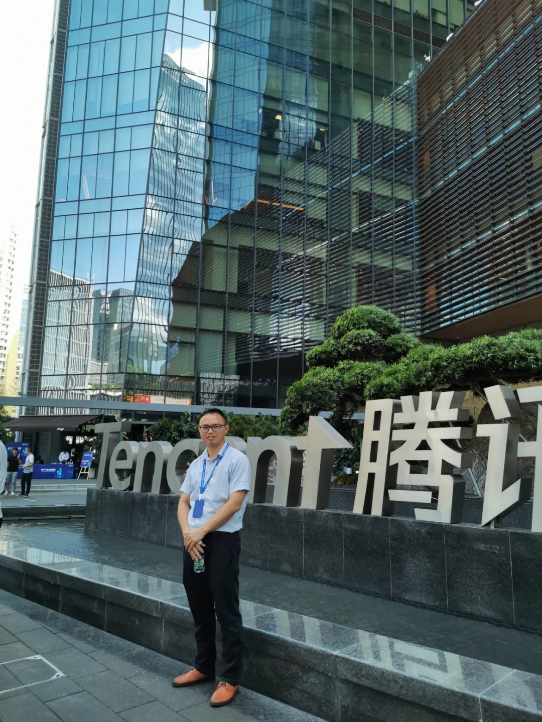 高壘智能董事長(zhǎng)及近30企業(yè)家骨干會(huì)員企業(yè)的代表在騰訊濱海大廈