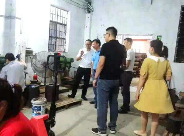 廣東職業(yè)技術(shù)學院輕工與材料學院馮書記對公司提出了許多寶貴的建議