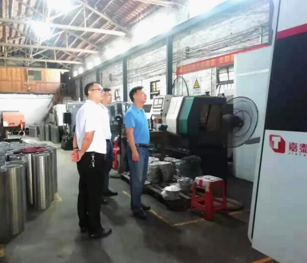 廣東職業(yè)技術(shù)學院輕工與材料學院馮書記對公司提出了許多寶貴的建議