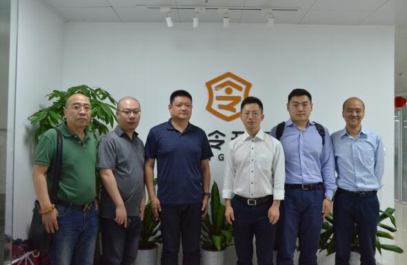 天津港保稅區(qū)考察團與呤云科技CEO劉德田合影留念