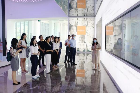 陽(yáng)光誠(chéng)信聯(lián)盟代表企業(yè)參觀佳都科技人工智能展廳