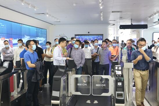 投資者體驗指紋、人臉識別過閘機