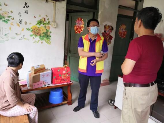 佳都相關黨員來到小瑩的家中