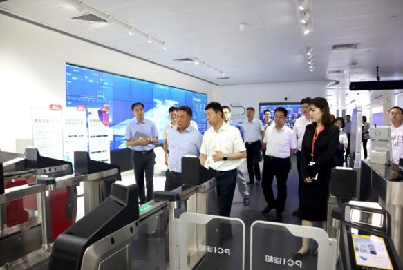 陳晏市長(zhǎng)一行參觀了佳都科技集團(tuán)人工智能展廳