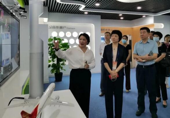 廈門市人大常委會(huì)副主任陳紫萱一行蒞臨人工智能代表企業(yè)——瑞為技術(shù)進(jìn)行調(diào)研