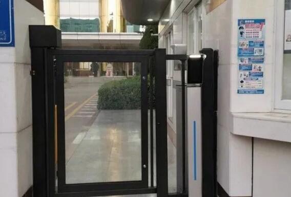 同時(shí)在玉晶光電重點(diǎn)防護(hù)區(qū)域出入口部署瑞為人臉識(shí)別攝像頭