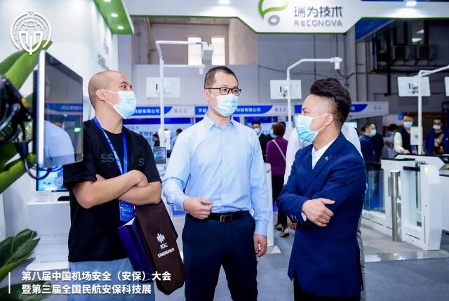 瑞為技術(shù)工作人員向客戶多維度介紹設(shè)備及方案詳情