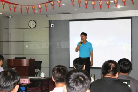 畢業(yè)典禮上，陳董講述自己的創(chuàng)業(yè)歷程