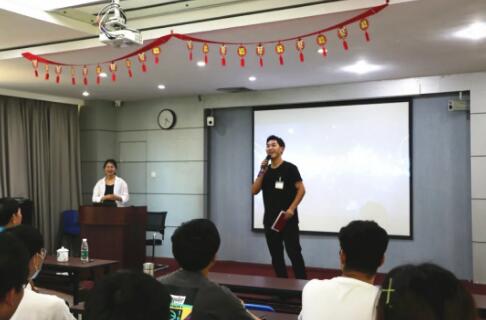 新員工齊志達作為代表發(fā)言