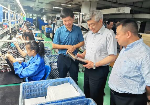 在陳董等公司領導的陪同下，樊主席一行先后參觀了立林生產(chǎn)車間、實驗室和企業(yè)產(chǎn)品展廳