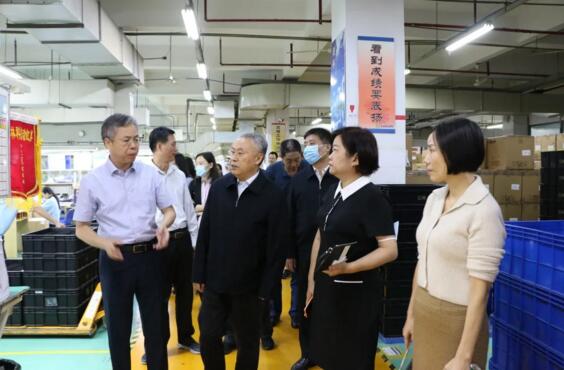 在陳董、湯總等公司領(lǐng)導(dǎo)的陪同下，趙常委一行先后參觀了立林生產(chǎn)車間和實(shí)驗(yàn)室