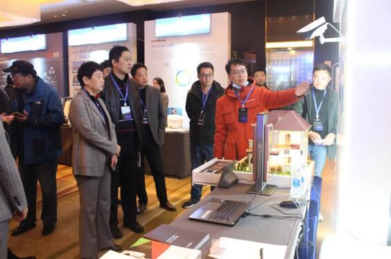 安防協(xié)會理事長王慧莉、省廳領(lǐng)導(dǎo)、專家一同蒞臨立林展臺參觀并指導(dǎo)